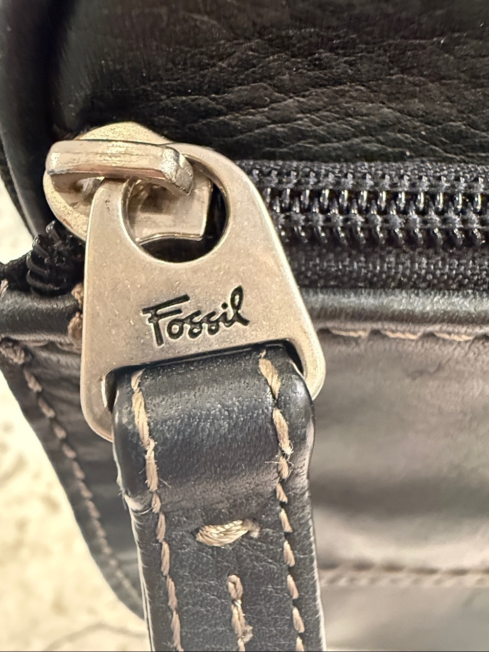 Fossil Vintage Soft Black Leather Organizer Crossbody Minimalist Bag Ring Accent - Picture 2 of 14